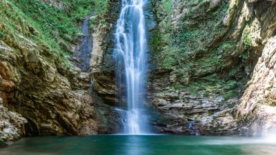 Нижний Ажекский водопад в Сочи - скрытая жемчужина среди лесов Кавказа